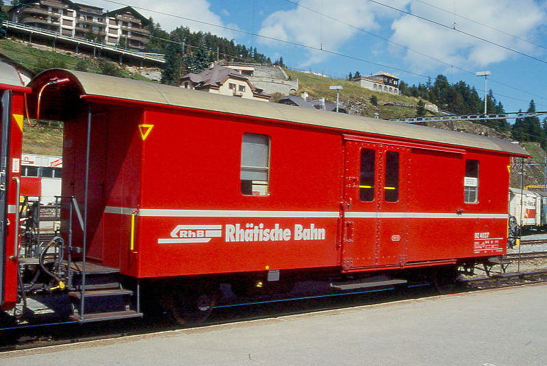 DZ 4037 II - Gepckwagen mit Postabteil am 04.09.1996 in St.Moritz - Baujahr 1911 - SWS - Fahrzeuggewicht 9,00t - Zuladung 10,00t - LP 10,69m - zulssige Geschwindigkeit 70 km/h.-  2=24.06.1992 - RhB-Logo deutsch - Lebenslauf: ex F 4038 - 1964 D 4038 - 1986 DZ 4037II - 02/2004 Abbruch
