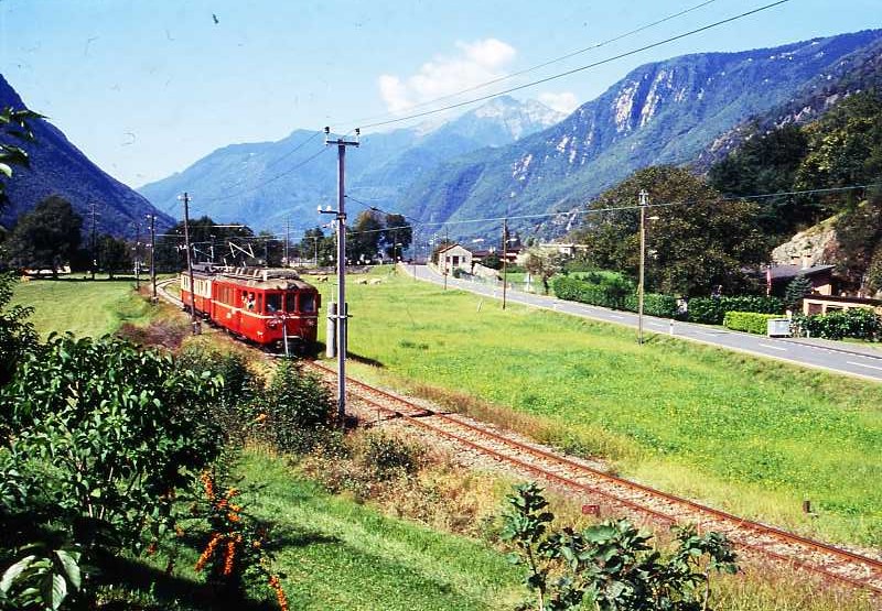 FM_SEFT - Museumszug 4 von Castione-Arbedo nach Cama am 02.09.1995 kurz vor Roveredo mit RhB-Triebwagen BDe 4/4 491 - AB-Triebwagen ABe 4/4 42. Hinweis: 42er war Mietfahrzeug von der Appenzellerbahn. 
