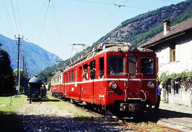 FM_SEFT Museumszug 4 von Castione-Arbedo nach Cama am 02.09.1995 in Grono mit RhB-Triebwagen BDe 4/4 491 - AB-Triebwagen ABe 4/4 42. Hinweis: 42er war Mietfahrzeug von der Appenzellerbahn.  
