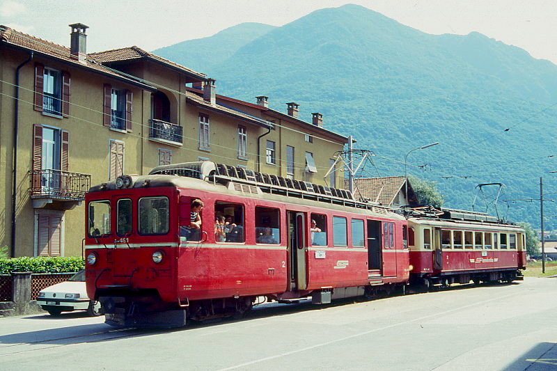 FM_SEFT Museumszug 6 von Castione-Arbedo nach Cama am 02.09.1995 in Castione-Arbedo mit RhB-Triebwagen BDe 4/4 491 - AB-Triebwagen ABe 4/4 42
