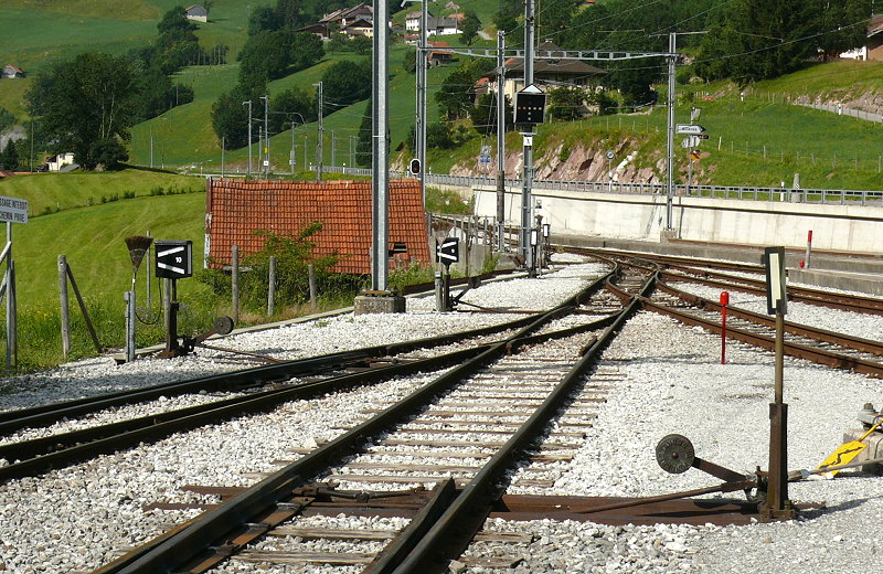 MOB-Gleisanlage Montbovon am 10.07.2010 - Zufahrt (Gleise links) zu den Remisen