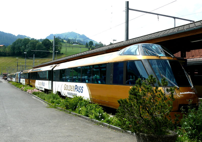 MOB - GOLDENPASS PANORAMIC 3118 von Montreux nach Lenk am 10.07.2010 Einfahrt in Zweisimmen mit Ast 151 - As 112 - Brs 228 - Ge 4/4 8002 - Bs 252 - BDs 224 - Ast 152
