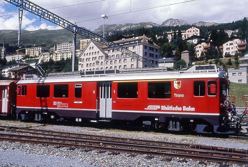 RhB - ABe 4/4 III 53  TIRANO   am 25..08.2008 in St.Moritz - Drehstromtriebwagen Bernina - bernahme 05.09.1988 - SWA/SIG/ABB - 1016 KW - Gewicht 50,00t - 1./2.Klasse Sitzpltze 12/16 - LP 16,89m - zulssige Geschwindigkeit 65 km/h - Logo RhB in deutsch. Hinweis: Die Triebfahrzeugserie besteht aus 6 Fahrzeugen mit den Nummern 51 bis 56
