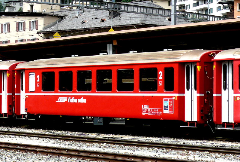 RhB - B 2308 am 26.07.2010 in St.Moritz - 2.Klasse Einheitspersonenwagen (Typ I) verkrzte Bauart fr Bernina-Bahn - Ubernahme 30.08.1968 - FFA/SWP - Fahrzeuggewicht 14,00t - Sitzpltze 50 - LP 14,91m - zulssige Geschwindigkeit 90 km/h - 2=12.04.2001 - Logo RhB in rtoromanisch - die Fahrzeugserie besteht aus 8 Wagen mit den Nummern 2307 bis 2314. 
