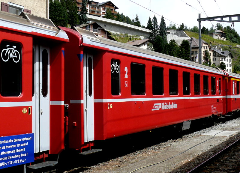 RhB - B 2377 am 30.07.2010 in St.Moritz - 2.Klasse Einheitspersonenwagen (Typ 2) - bernahme 27.09.1976 - FFA/SWP - Fahrzeuggewicht 16,00t - Sitzpltze 52 - LP 18,50m - zulssige Geschwindigkeit 90 km/h - Logo RhB in deutsch - 3=10.09.2004 - Hinweis: Kennzeichnung an den Ecken blau - die Fahrzeugserie besteht aus 40 Wagen mit den Nummern 2374 bis 2383 und 2421 bis 2450. 
