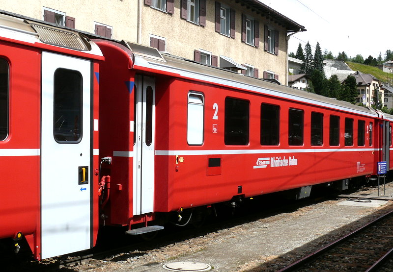 RhB - B 2382 am 30.07.2010 in St.Moritz - 2.Klasse Einheitspersonenwagen (Typ 2) - bernahme 16.11.1976 - FFA/SWP - Fahrzeuggewicht 16,00t - Sitzpltze 52 - LP 18,50m - zulssige Geschwindigkeit 90 km/h - Logo RhB in deutsch - 3=19.11.2004 - Hinweis: Kennzeichnung an den Ecken blau - die Fahrzeugserie besteht aus 40 Wagen mit den Nummern 2374 bis 2383 und 2421 bis 2450. 
