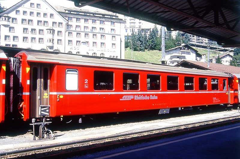 RhB - B 2448 am 31.08.1993 in St.Moritz - 2.Klasse Einheitspersonenwagen (Typ II) - bernahme 15.10.1980 - FFA/SWP - Fahrzeuggewicht 15,00t - Sitzpltze 52 - LP 18,50m - zulssige Geschwindigkeit 90 km/h - 2=11.01.1989 - Logo RhB in deutsch - gelbe Hinweispfeile an Tren fr Taster neben den Tren - Kennzeichnung an den Ecken gelb - Hinweis: Die Fahrzeugserie besteht aus 30 Wagen mit den Nummern 2421 bis 2450. 
