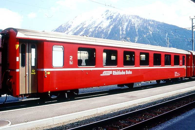 RhB - B 2448 am 10.05.1994 in Davos Dorf - 2.Klasse Einheitspersonenwagen (Typ II) - bernahme 15.10.1980 - FFA/SWP - Fahrzeuggewicht 15,00t - Sitzpltze 52 - LP 18,50m - zulssige Geschwindigkeit 90 km/h - 2=11.01.1989 - Logo RhB in deutsch - gelbe Hinweispfeile an Tren fr Taster neben den Tren - Kennzeichnung an den Ecken gelb - Hinweis: Die Fahrzeugserie besteht aus 30 Wagen mit den Nummern 2421 bis 2450. 
