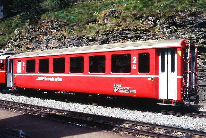 RhB - B 2452 am 16.08.2009 in Alp Grm - 2.Klasse verkrzter Einheitspersonenwagen (Typ II) fr Berninabahn  - bernahme 14.06.1972 - FFA/SWP - Fahrzeuggewicht 14,00t - Sitzpltze 50 - LP 14,90m - zulssige Geschwindigkeit 90 km/h - Logo RhB in italienisch - 3=28.11.2001 - Hinweis: Die Fahrzeugserie bestand aus 10 Wagen mit den Nummern 2451 bis 2460. 
