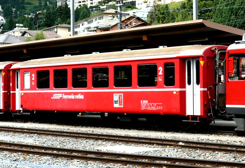 RhB - B 2455 am 26.07.2010 in St.Moritz - 2.Klasse verkrzter Einheitspersonenwagen (Typ II) fr Berninabahn  - bernahme 11.08.1972 - FFA/SWP - Fahrzeuggewicht 14,00t - Sitzpltze 50 - LP 14,90m - zulssige Geschwindigkeit 90 km/h - Logo RhB in italienisch - 3=08.03.2002 - Hinweis: Die Fahrzeugserie bestand aus 10 Wagen mit den Nummern 2451 bis 2460. 
