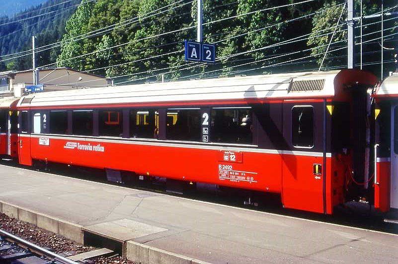 RhB - B 2492 am 01.09.1995 in Poschiavo - 2.Klasse verkrzter Einheitspersonenwagen (Typ IV) fr Bernin-Express mit braunen Fensterband  - bernahme 28.10.1992 - SWA - Fahrzeuggewicht 17,00t - Sitzpltze 44 - LP 14,50m - zulssige Geschwindigkeit 90 km/h - Logo RhB in italienisch- - Kennzeichnung an den Ecken gelbe Dreiecke - Hinweis: Die Fahrzeugserie besteht aus 7 Wagen mit den Nummern 2491 bis 2497. 
