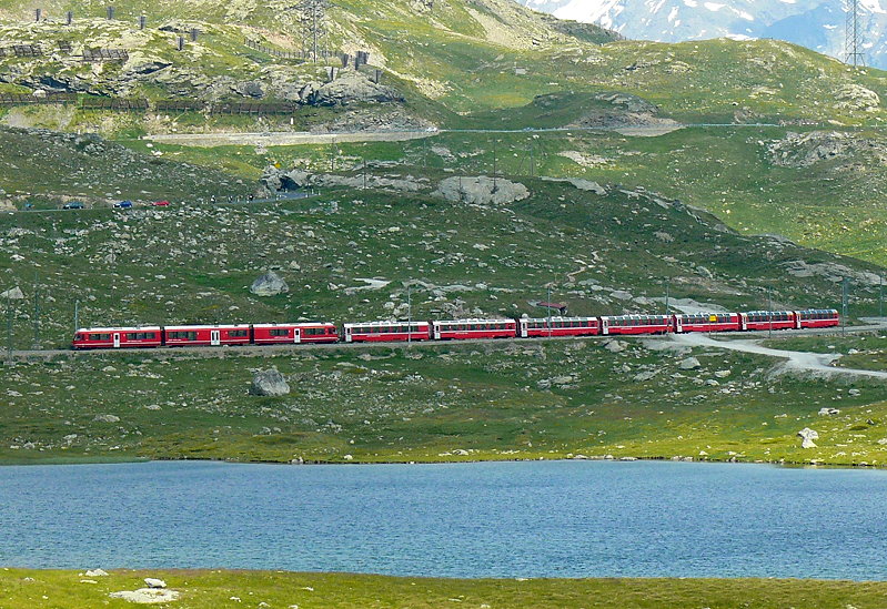 RhB - Bernina-Express 950 von Tirano nach Chur am 14.07.2013 am Lago Nero mit Zweisystem-Triebwagen ABe 8/12 3502 (ABe 4/4 35.002 - Bi 35.602 - ABe 4/4 35.102) - Bps 2514 - Bp 2526 - Bp 2502 - Bp 2525 - Bps 2512 - Api 1304 - Ap 1292
