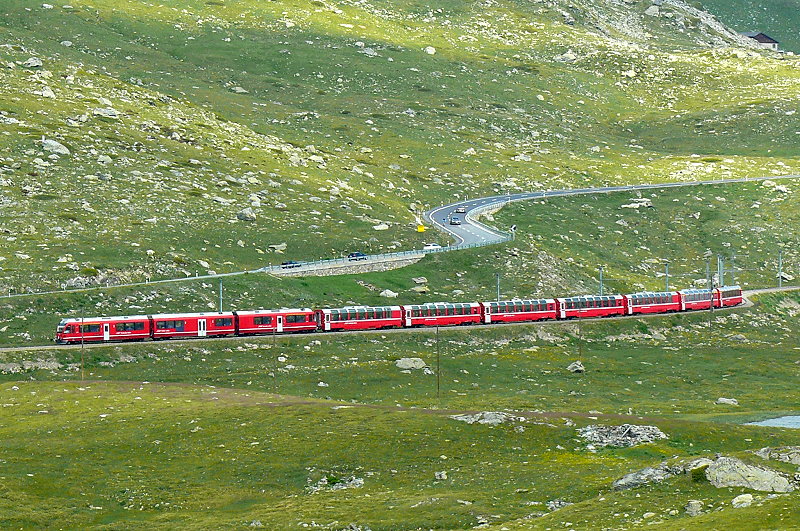 RhB - Bernina-Express 950 von Tirano nach Chur am 14.07.2013 am Lago Nero mit Zweisystem-Triebwagen ABe 8/12 3502 (ABe 4/4 35.002 - Bi 35.602 - ABe 4/4 35.102) - Bps 2514 - Bp 2526 - Bp 2502 - Bp 2525 - Bps 2512 - Api 1304 - Ap 1292
