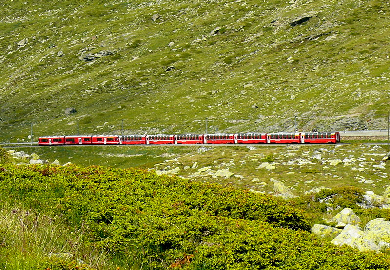 RhB - Bernina-Express 950 von Tirano nach Chur am 14.07.2013 bei alp Arlas mit Zweisystem-Triebwagen ABe 8/12 3502 (ABe 4/4 35.002 - Bi 35.602 - ABe 4/4 35.102) - Bps 2514 - Bp 2526 - Bp 2502 - Bp 2525 - Bps 2512 - Api 1304 - Ap 1292
