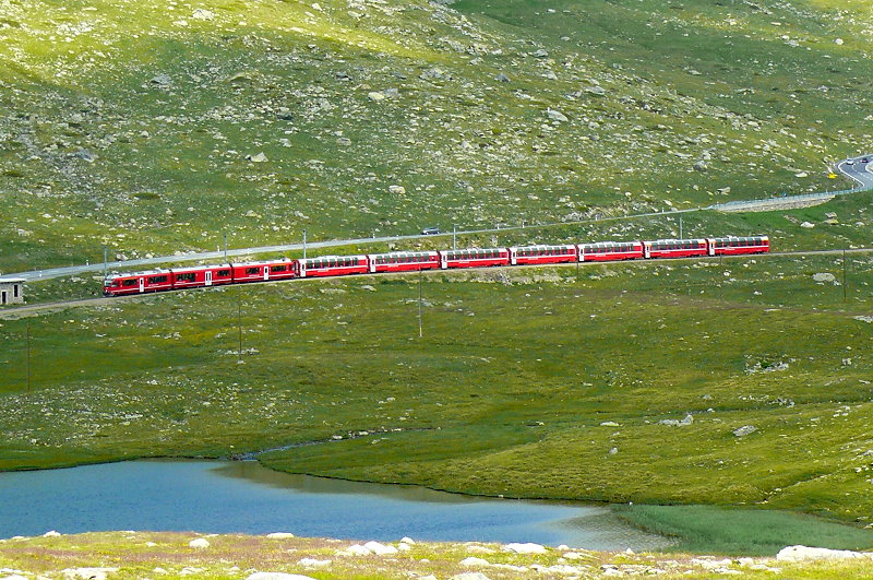 RhB - Bernina-Express 950 von Tirano nach Chur am 14.07.2013 am Lago Pitschen mit Zweisystem-Triebwagen ABe 8/12 3502 (ABe 4/4 35.002 - Bi 35.602 - ABe 4/4 35.102) - Bps 2514 - Bp 2526 - Bp 2502 - Bp 2525 - Bps 2512 - Api 1304 - Ap 1292
