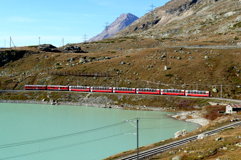RhB - Bernina-Express 950 von Tirano nach Chur am 03.10.2009 am Lago Bianco mit Triebwagen ABe 4/4 III 55 - ABe 4/4 III 56 - Bp - Bp - Bp - Bp - Ap - Ap
