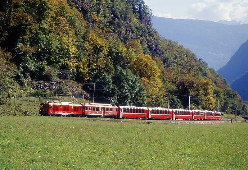 RhB Bernina-Express 950 von Tirano nach Chur am 10.10.2008 unterhalb Brusio mit Zweikraftlok Gem 4/4 802 - Triebwagen ABe 4/4 II 46 - Bp - Bp - Bp - Bps - Ap - Ap.

