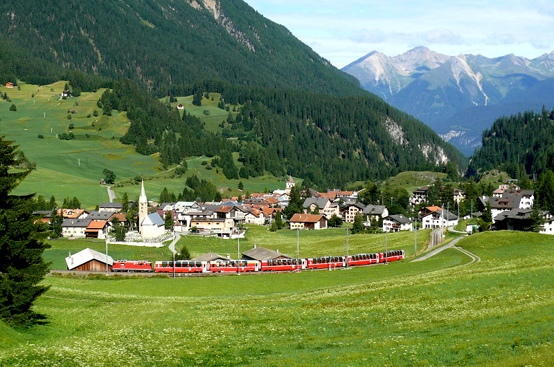 RhB - Bernina-Express 951 von Chur nach Tirano am 28.07.2010 oberhalb Bergn mit E-Lok Ge 4/4 II 629
