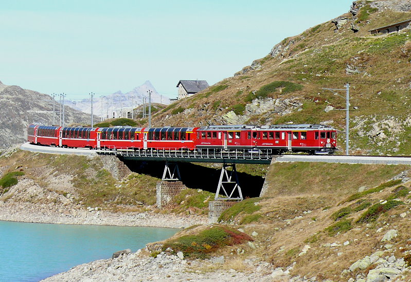 RhB - Bernina-Express 951 von Chur nach Tirano am 03.10.2009 auf Brcke am See mit Triebwagen ABe 4/4 II 49 - ABe 4/4II 47 - Ap - Ap -Bp - Bp - Bp - Bp
