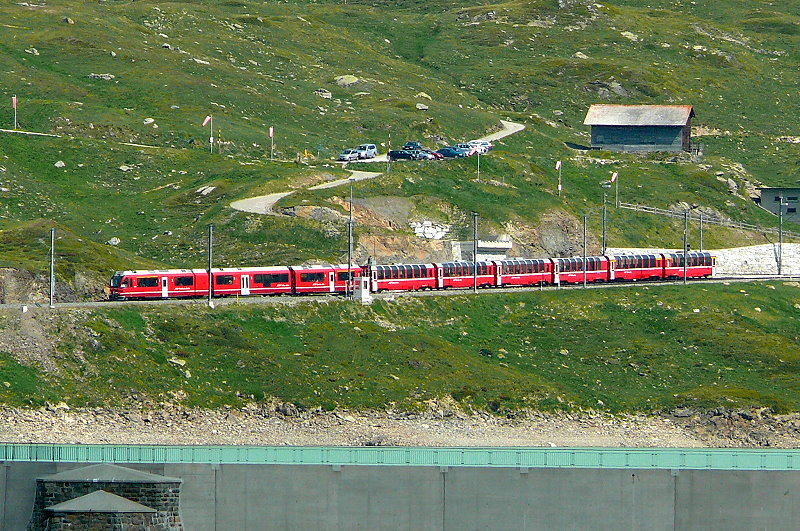 RhB - Bernina-Express 960 von Tirano nach Davos am 14.07.2013 am Lago Bianco mit Zweisystem-Triebwagen ABe 8/12 3508 (ABe 4/4 351.08 - Bi 356.08 - ABe 4/4 350.08) - Bp 2503 - Bp 2522 - Bp 2524 - Bps 2311 - Api 1303 - Ap 1293
