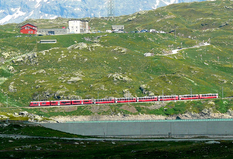 RhB - Bernina-Express 960 von Tirano nach Davos am 14.07.2013 am Lago Bianco mit Zweisystem-Triebwagen ABe 8/12 3508 (ABe 4/4 351.08 - Bi 356.08 - ABe 4/4 350.08) - Bp 2503 - Bp 2522 - Bp 2524 - Bps 2311 - Api 1303 - Ap 1293
