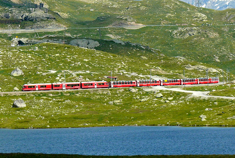 RhB - Bernina-Express 960 von Tirano nach Davos am 14.07.2013 am Lago Nero mit Zweisystem-Triebwagen ABe 8/12 3508 (ABe 4/4 351.08 - Bi 356.08 - ABe 4/4 350.08) - Bp 2503 - Bp 2522 - Bp 2524 - Bps 2311 - Api 1303 - Ap 1293
