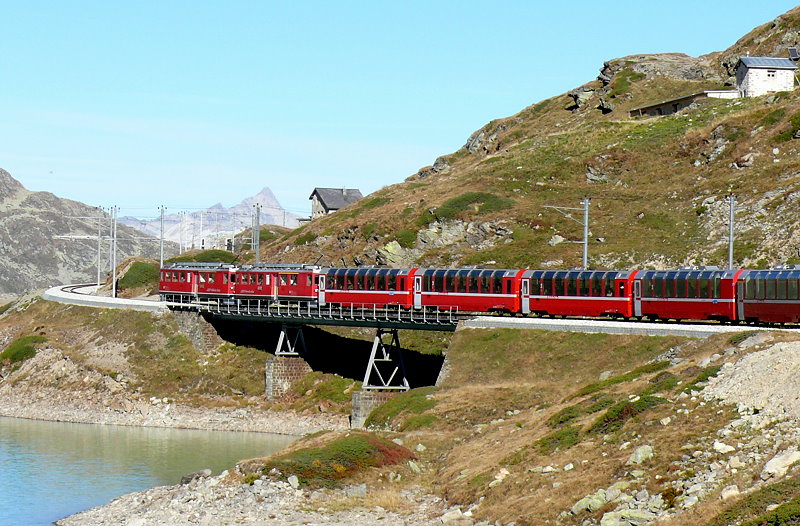 RhB - Bernina-Express 970 von Tirano nach St.Moritz am 03.10.2009 auf Brcke am See mit Triebwagen ABe 4/4 II 43 - ABe 4/4 II 46 - Bp - Bp - Bp - Bp - Ap - Ap
