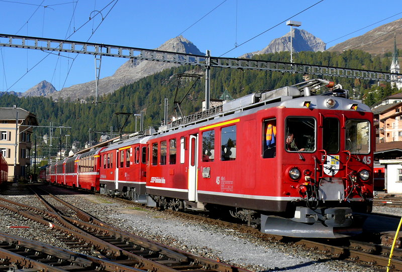 RhB - Bernina-Express 971 von St.Morit nach Tirano am 04.10.2009 in St.Moritz mit Triebwagen ABe 4/4 II 45 + ABe 4/4 III 54 - Ap 1291 - Api 1303 - Bps 2415 - Bp 2503 - Bp 2505 - Bp 2506
