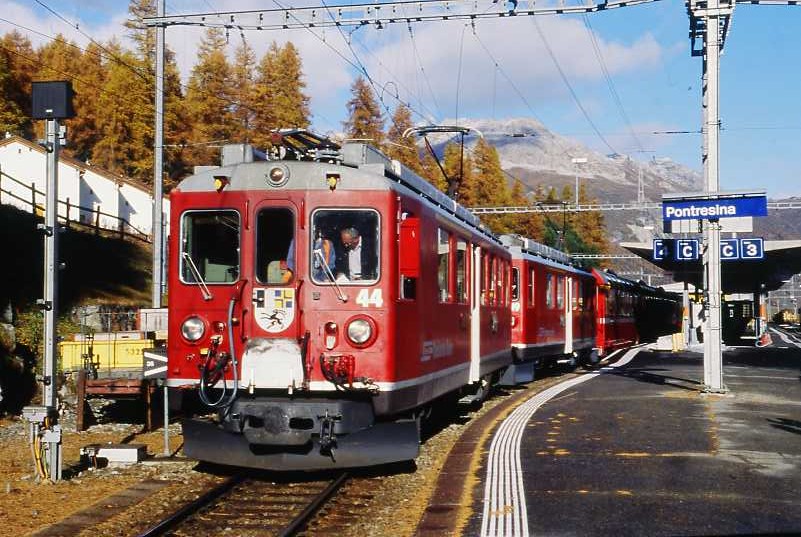 RhB - Bernina-Express 971 von St.Moritz nach Tirano am 17.10.2008 in Pontresina mit ABe 4/4 II 44 + ABe 4/4 II 49 - Ap 1292 - Api 1303 - Bps 2513 - Bp - Bp - Bp - Hinweis: ABe 4/4 II 44 Abbruch am 15.12.2010
