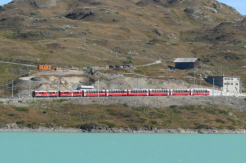 RhB - Bernina-Express 972 von Tirano nach St.Moritz am 03.10.2009 Ausfahrt Ospizio Bernina mit Triebwagen ABe 4/4 III 54 - ABe 4/4 III 52 - B - B - B - B - Ap - Ap
