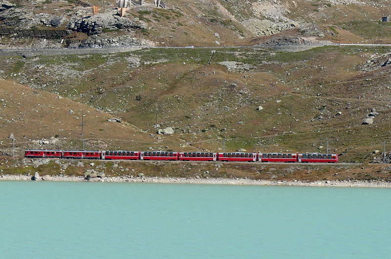 
RhB - Bernina-Express 972 von Tirano nach St.Moritz am 03.10.2009 am Lago Bianco mit Triebwagen ABe 4/4 III 54 - ABe 4/4 III 52 - B - B - B - B - Ap - Ap
