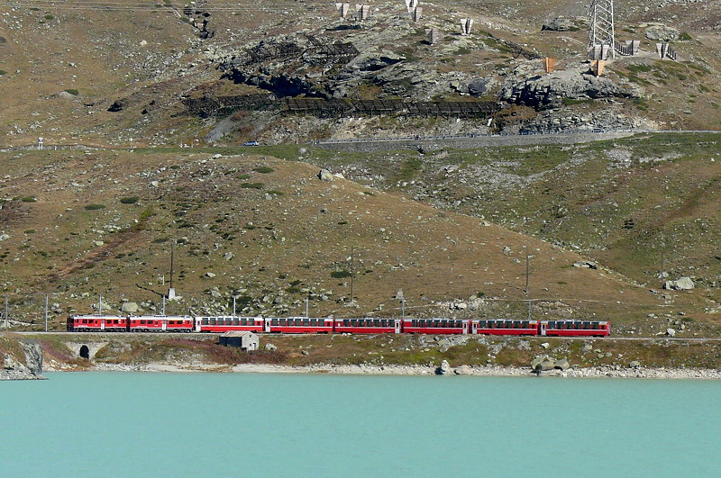 RhB - Bernina-Express 972 von Tirano nach St.Moritz am 03.10.2009 am Lago Bianco mit Triebwagen ABe 4/4 III 54 - ABe 4/4 III 52 - B - B - B - B - Ap - Ap
