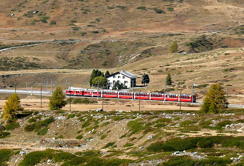 RhB - Bernina-Express 972 von Tirano nach St.Moritz am 04.10.2009 zwischen Lagalb und Diavolezza mit Triebwagen ABe 4/4 III 54 - ABe 4/4 II 45 - Bp - Bp - Bp - Bp - Ap - Ap
