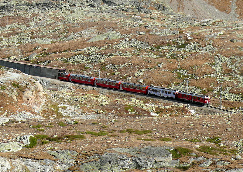 RhB - Bernina- Express 973 von St.Moritz nach Tirano am 12.10.2008 Ausfahrt Galerie Scala mit Triebwagen ABe 4/4 III 56 + ABe 4/4 III 51 - Api - Api - Bp - Bp - Bp - Bp
