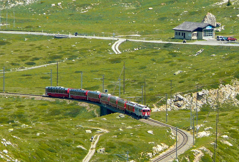 RhB - Bernina-Express 973 von St.Moritz nach Tirano am 14.07.2013 auf Unterer Berninabachrcke mit Triebwagen ABe 4/4 III 51 - ABe 4/4 III 52 - Ap 1292 - Api 1304 - Bps 2512 - Bp 2525 -Bp 2502 - Bp 2526
