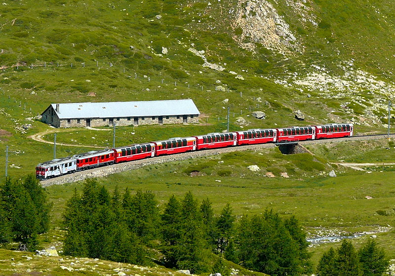 RhB - Bernina-Express 973 von St.Moritz nach Tirano am 14.07.2013 bei Alp Bondo mit Triebwagen ABe 4/4 III 51 - ABe 4/4 III 52 - Ap 1292 - Api 1304 - Bps 2512 - Bp 2525 -Bp 2502 - Bp 2526
