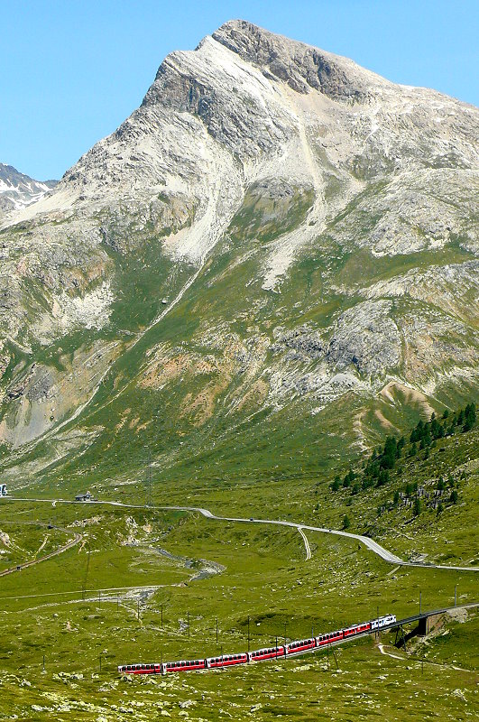 RhB - Bernina-Express 973 von St.Moritz nach Tirano am 14.07.2013 auf Oberer Berninabach-Brcke mit Triebwagen ABe 4/4 III 51 - ABe 4/4 III 52 - Ap 1292 - Api 1304 - Bps 2512 - Bp 2525 -Bp 2502 - Bp 2526
