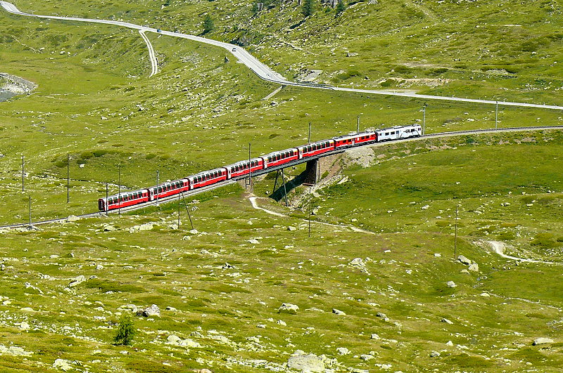 RhB - Bernina-Express 973 von St.Moritz nach Tirano am 14.07.2013 auf Oberer Berninabach-Brcke mit Triebwagen ABe 4/4 III 51 - ABe 4/4 III 52 - Ap 1292 - Api 1304 - Bps 2512 - Bp 2525 -Bp 2502 - Bp 2526
