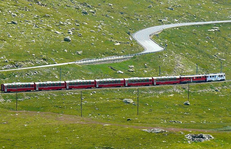 RhB - Bernina-Express 973 von St.Moritz nach Tirano am 14.07.2013 am Lago Pitschen mit Triebwagen ABe 4/4 III 51 - ABe 4/4 III 52 - Ap 1292 - Api 1304 - Bps 2512 - Bp 2525 -Bp 2502 - Bp 2526
