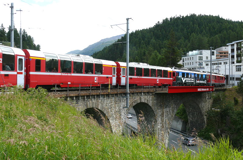 RhB - Bernina-Express 973 von St.Moritz nach Tirano am 25.07.2010 Ausfahrt St.Moritz auf Inn-Viadukt mit ABe 4/4 III 55 - ABe 4/4 III 53 -  Ap - Ap - Bp - Bp - Bp - Bp.
