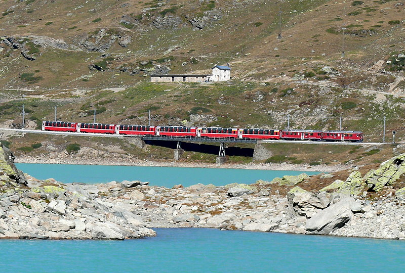 RhB - Bernina-Express 973 von St.Moritz nach Tirano am 03.10.2009 auf Brcke am See mit ABe 4/4 II 46 - ABe 4/4 II 43 - Ap - Ap - Bp - Bp - Bp - Bp
