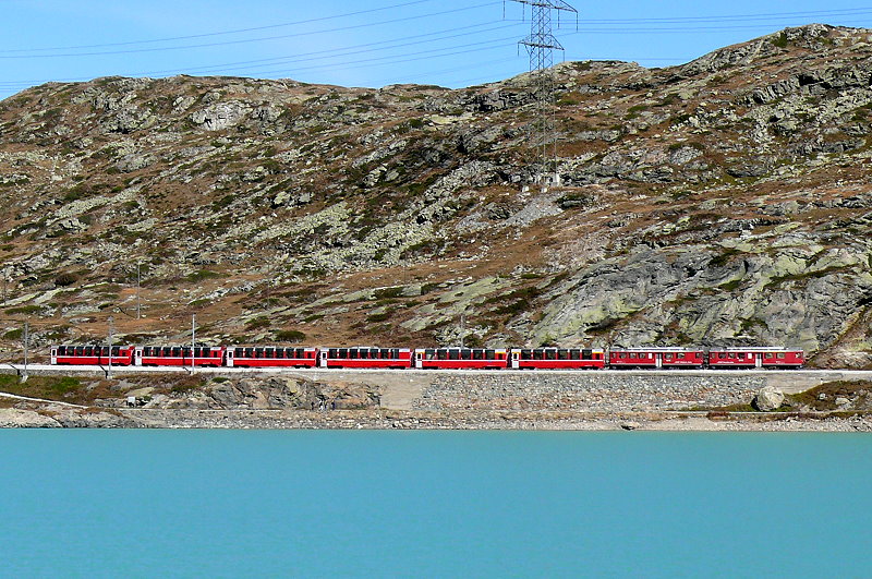 RhB - Bernina-Express 973 von St.Moritz nach Tirano am 03.10.2009 am Lago Bianco mit ABe 4/4 II 46 - ABe 4/4 II 43 - Ap - Ap - Bp - Bp - Bp - Bp
