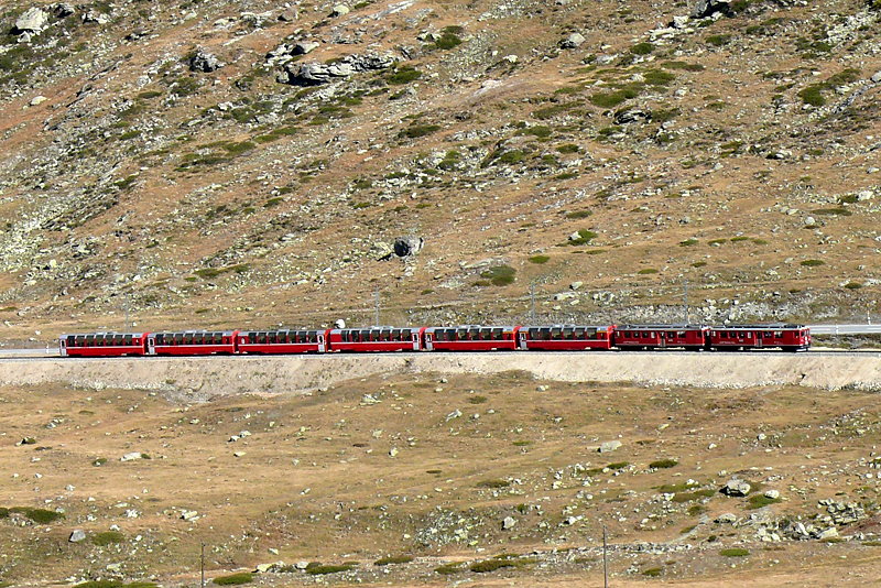 RhB - Bernina-Express 973 von St.Moritz nach Tirano am 04.10.2009 bei Alp Arlas mit Triebwagen ABe 4/4 II 49 - ABe 4/4II 47 - Ap - Ap -Bp - Bp - Bp - Bp
