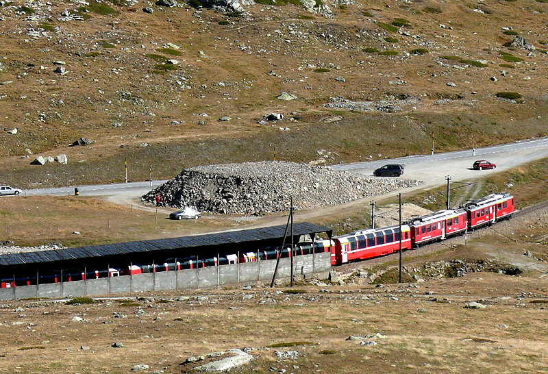 RhB - Bernina-Express 973 von St.Moritz nach Tirano am 04.10.2009 Ausfahrt Galerie Arlas mit Triebwagen ABe 4/4 II 49 - ABe 4/4II 47 - Ap - Ap -Bp - Bp - Bp - Bp
