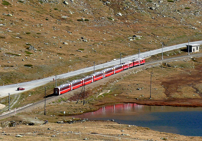 RhB - Bernina-Express 973 von St.Moritz nach Tirano am 04.10.2009 am Lago Pitschen mit Triebwagen ABe 4/4 II 49 - ABe 4/4II 47 - Ap - Ap -Bp - Bp - Bp - Bp
