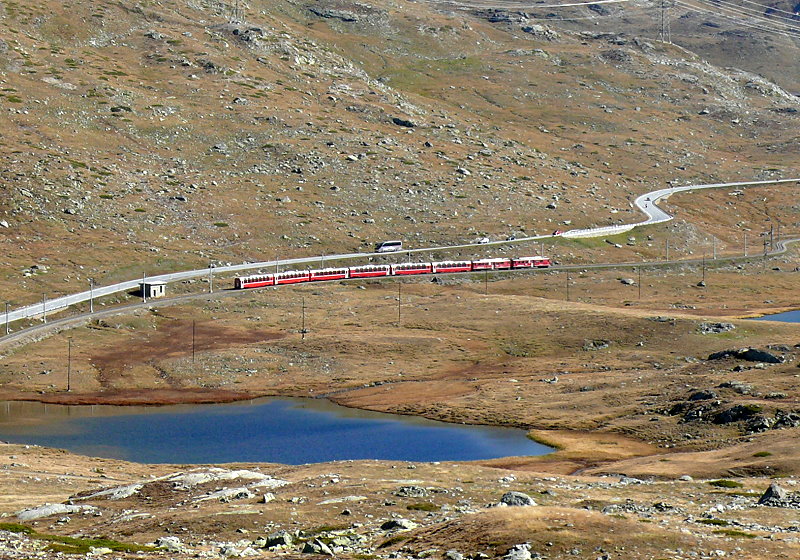 RhB - Bernina-Express 973 von St.Moritz nach Tirano am 04.10.2009 zwischen Lago Pitrschen und Lago Nero mit Triebwagen ABe 4/4 II 49 - ABe 4/4II 47 - Ap - Ap -Bp - Bp - Bp - Bp

