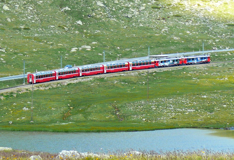 RhB - Bernina-Express 975 von St.Moritz nach Tirano am 14.07.2013 am Lago Pitschen mit ABe 4/4 III 56 - ABe 4/4 III 55 - Ap 1291 - Api 1306 - Bps 2515 - Bp 2521 - Bp 2623
