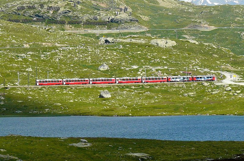 RhB - Bernina-Express 975 von St.Moritz nach Tirano am 14.07.2013 am Lago Nero mit ABe 4/4 III 56 - ABe 4/4 III 55 - Ap 1291 - Api 1306 - Bps 2515 - Bp 2521 - Bp 2623
