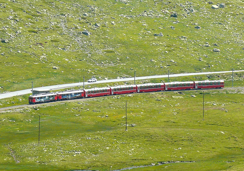 RhB - Bernina-Express 976 von Tirano nach St.Moritz am 14.07.2013 am Lago Pitschen mit Triebwagen ABe 4/4 III 55 - ABe 4/4 III 56 - Bp 2523 - Bp 2521 - Bps 2515 - Api 1306 - Ap 1291
