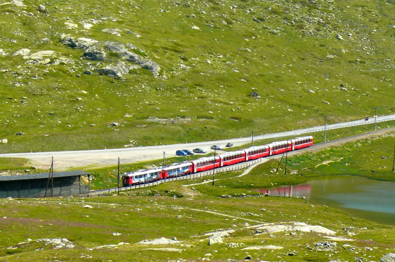 RhB - Bernina-Express 976 von Tirano nach St.Moritz am 14.07.2013 am Lago Pitschen mit Triebwagen ABe 4/4 III 55 - ABe 4/4 III 56 - Bp 2523 - Bp 2521 - Bps 2515 - Api 1306 - Ap 1291
